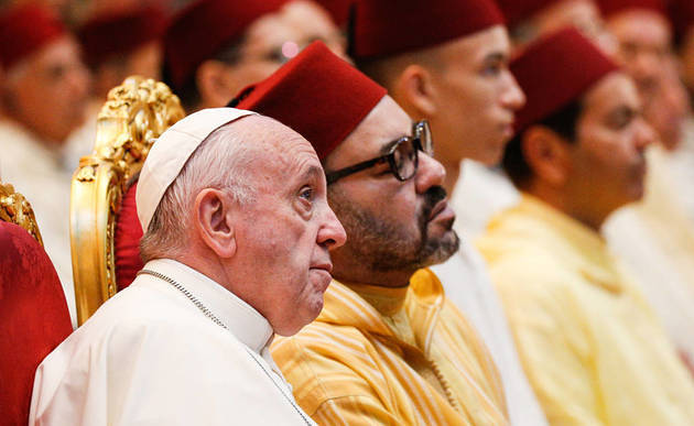 Papst Franziskus (l.) und König Mohammed VI. von Marokko im Mohammed VI. Institut für die Ausbildung von Imamen, Predigern und Predigerinnen in Rabat (Marokko), am 30. März 2019.