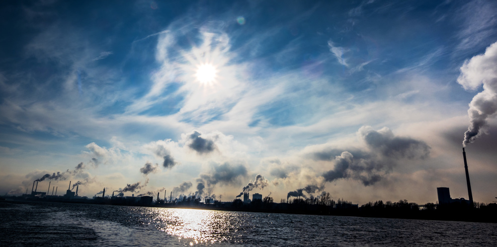Rauchende Schlote auf einem Industriegelände / Wodicka, Wodicka FotoTop Rauchende Schlote auf einem Industriegelände. Symbolbild Umwelt