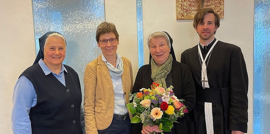v.l.: Sr. Katharina Laner, Sr. Cristine Rod, Sr. Sonja Dolesch, Propst Bernhard Mayrhofer