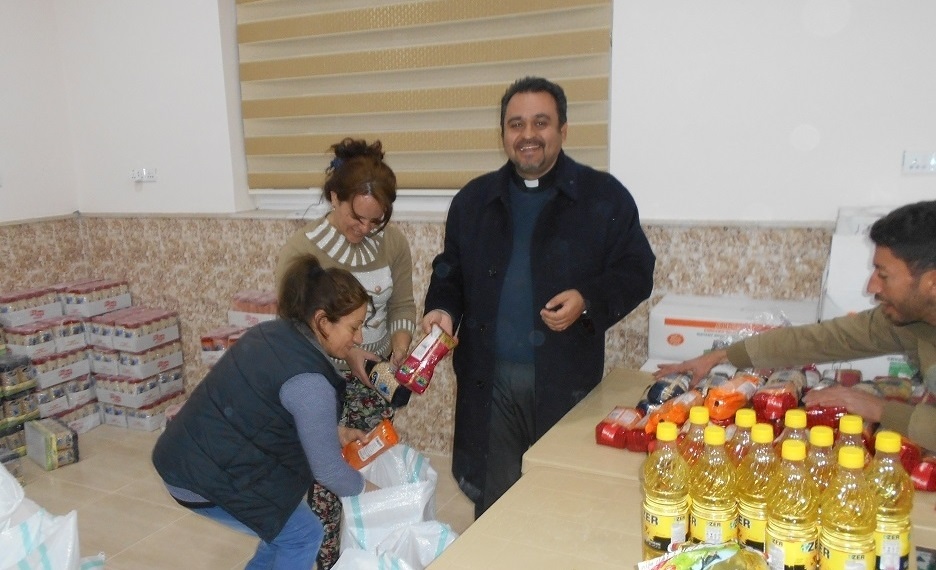 Irak: Pfarrer Samir verteilt Essenspakte