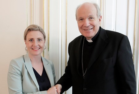 Kardinal Christoph Schönborn und Ministerin Susanne Raab