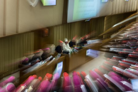 Bischöfe in der Synodenaula / © 2014 KNA, www.kna-bild.de - Nutzungsrechte vorbehalten., Romano Siciliani Rund 190 Kardinäle und Bischöfe aus der ganzen Welt in der Synodenaula des Vatikan, am zweiten Sitzungstag der Familiensynode am 07. Oktober 2014.