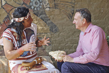 Romero-Preisträger 2018 Francisco San Martin Baldwin (re.) im Gespräch mit Javier Garcia, einem Nachkommen der Moche