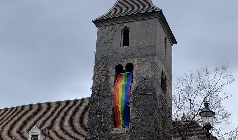 Kirche mit Regenbogenflagge / Paul Wuthe / Kathpress Kirche mit Regenbogenflagge