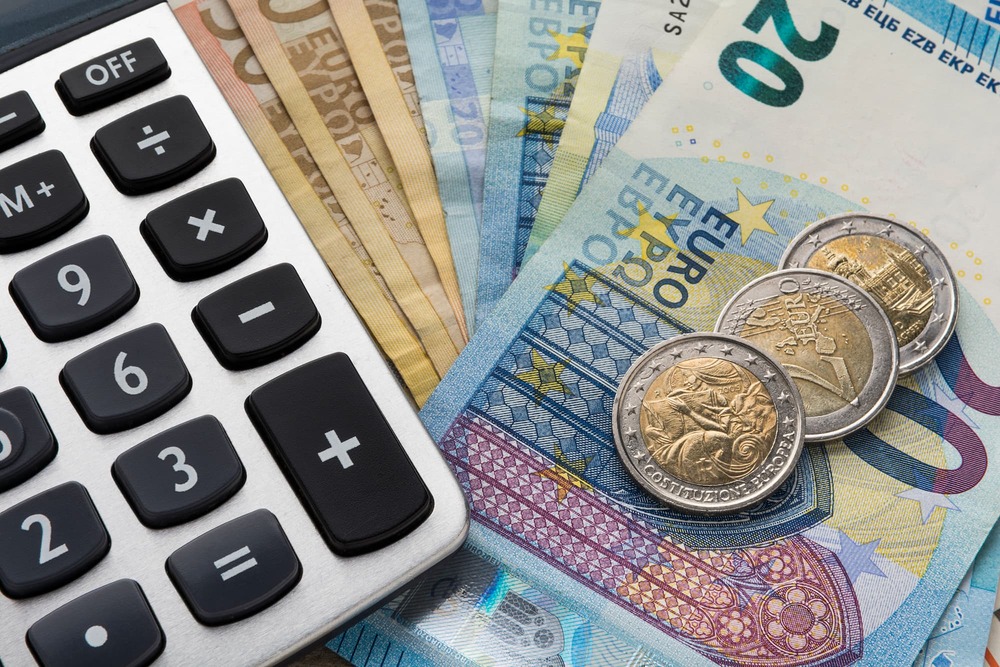 Geld und Taschenrechner / istockphoto / arsenisspyros Geld und Taschenrechner