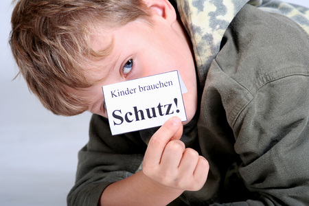 Kinder brauchen Schutz [ (c) www.BilderBox.com, Erwin Wodicka, Siedlerzeile 3, A-4062 Thening, Tel. + 43 676 5103678.Verwendung nur gegen HONORAR, BELEG,URHEBERVERMERK und den AGBs auf bilderbox.com](in an im auf aus als and beim mit einer einem eine