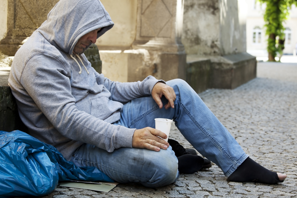 Ein arbeitsloser Bettler ist Obdachlos und hat Hunger