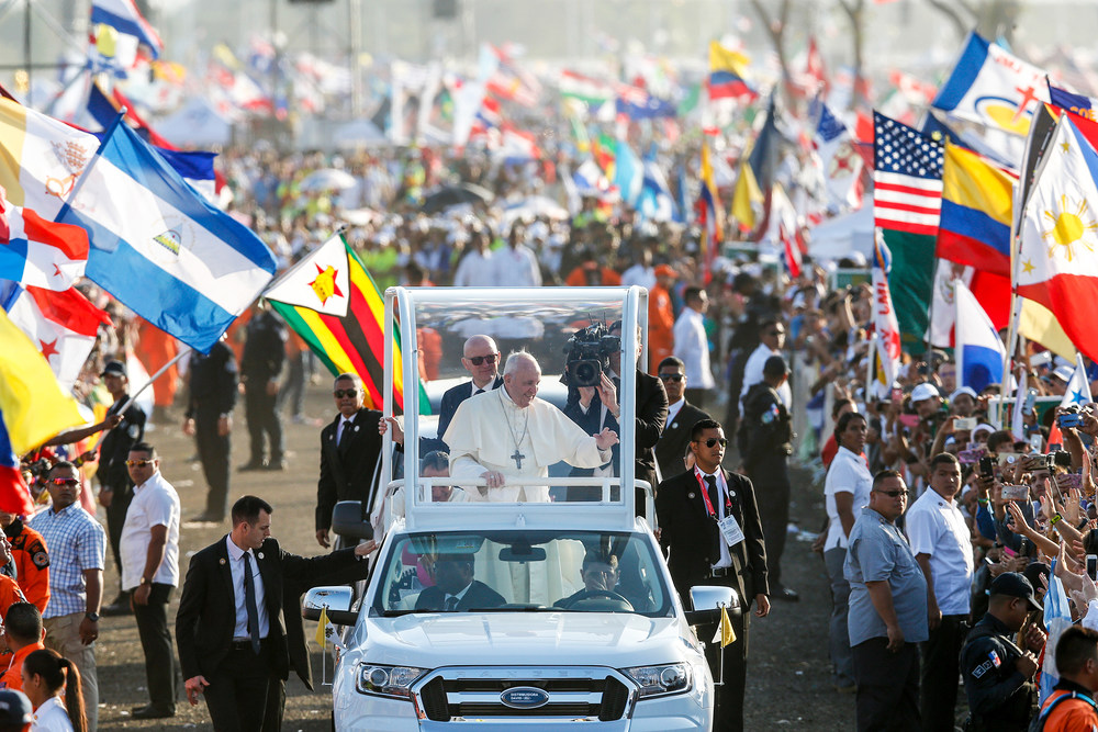 Jugendliche jubeln und schwenken Fahnen bei der Ankunft von Papst Franziskus zur Abschlussmesse des Weltjugendtags 2019 am 27. Januar 2019 auf dem Campo San Juan Pablo II in Panama City.