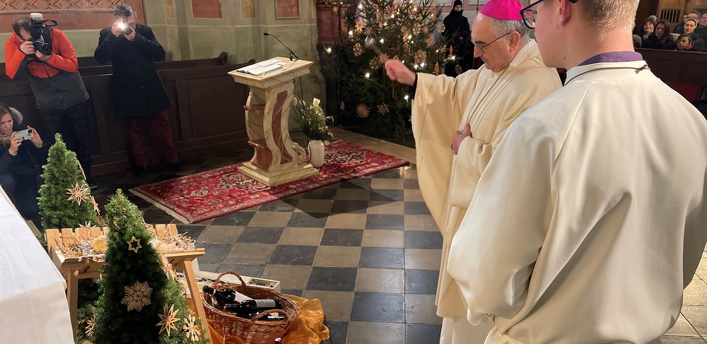 Bischof Krautwaschl segnet steirischen 'Johanneswein'