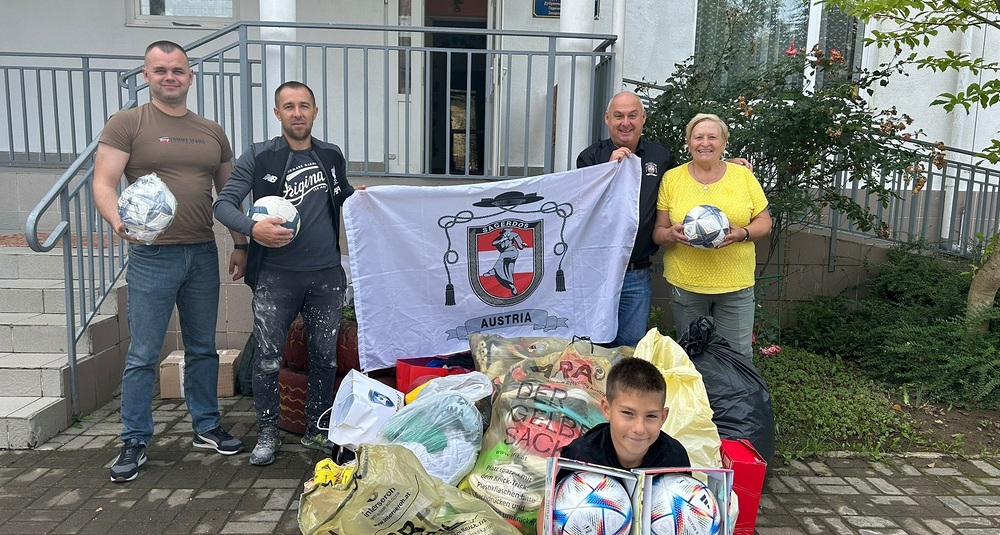 Hilfsaktion: Heimischer Priester brachte Fußbälle in die Ukraine