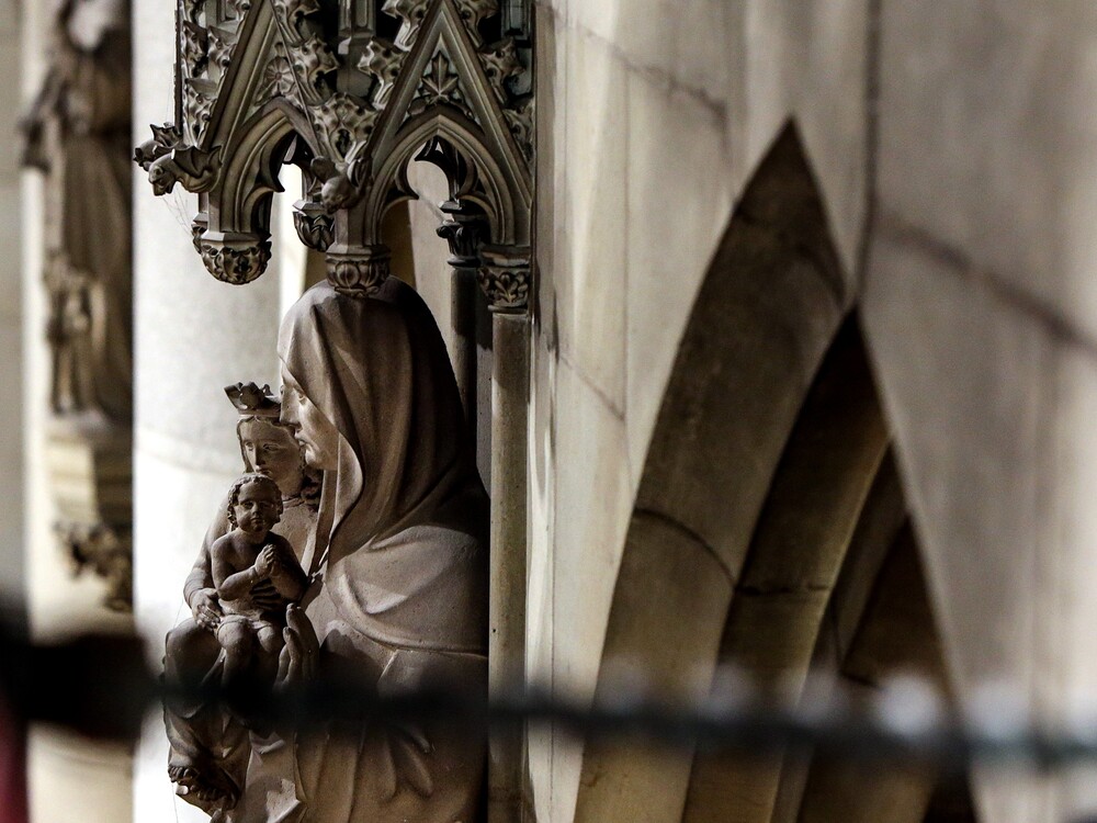 Marienstatue im Mariendom Linz / Mariendom Linz Marienstatue im Mariendom Linz