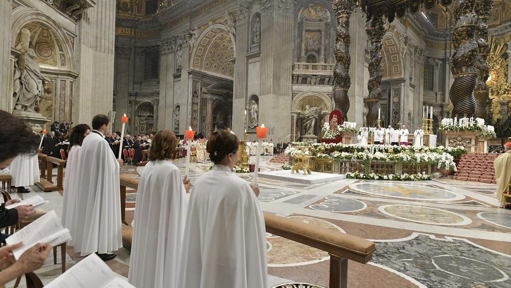 Papst feiert Osternacht im Petersdom und tauft acht Erwachsene