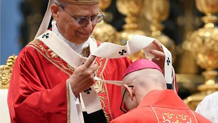 Papst Leo XIV. überreicht Pallium / Vatican Media Papst Leo XIV. überreicht Pallium