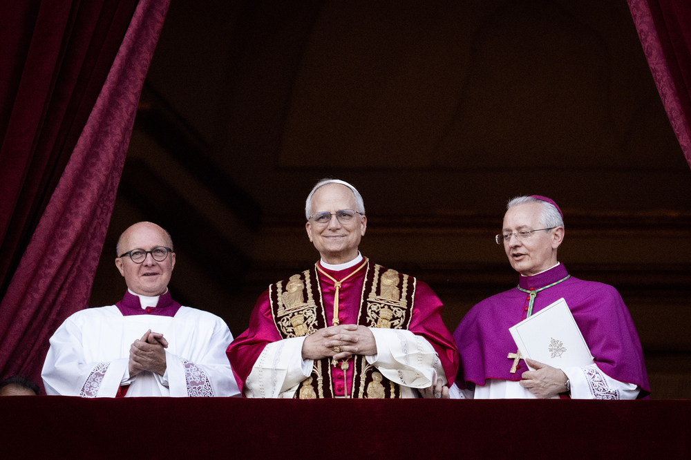 Papst Leo XIV. steht am Abend des 8. Mai 2025 auf dem Balkon der Loggia des Petersdoms im Vatikan.