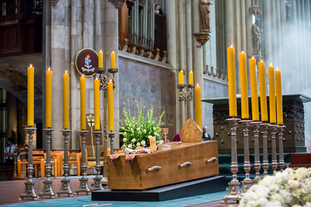 Der Sarg von Kardinal Joachim Meisner bei der Begräbnisfeier im Rahmen seiner Beisetzung am 15. Juli 2017 im Kölner Dom.