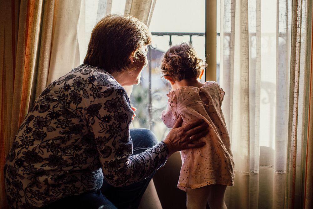 Großmutter mit Kind am Fenster / Juan Pablo Serrano via pexels / CC0 Großmutter mit Kind am Fenster