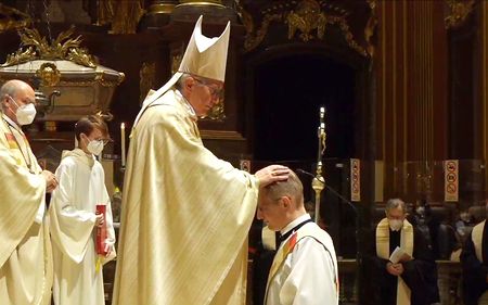 Weihbischof Anton Leichtfried weiht P. Ludwig Wenzl zum Priester