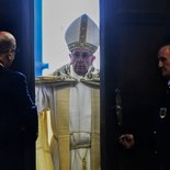 Eröffnung des Heiligen Jahres der Barmherzigkeit durch Papst Franziskus am 8. Dezember 2015 im Vatikan. Bild: Papst Franziskus öffnet die Heilige Pforte im Petersdom.