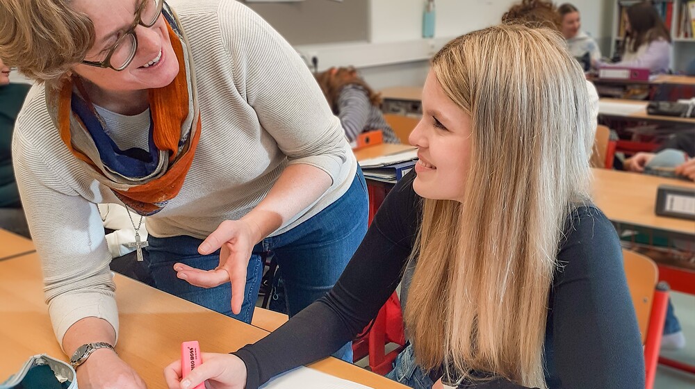 Sr. Elisabeth Siegl mit einer Schülerin beim Religionsunterricht an den Don Bosco Schulen Vöcklabruck.