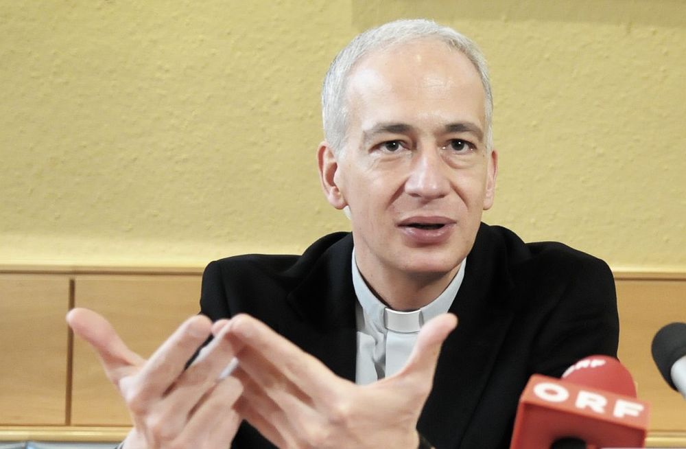 Caritas-Präsident Michael Landau im Gespräch mit jungen Flüchtlingen / kathbild.at/Rupprecht