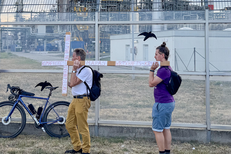 Steyler Missionare gedenken vor OMV-Raffinerie Opfer des Klimawandels / Steyler Missionare Steyler Missionare gedenken vor OMV-Raffinerie Opfer des Klimawandels