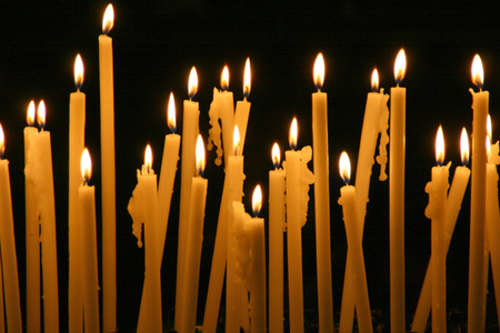 Brennende Kerzen - lighted candles / bilderbox.com