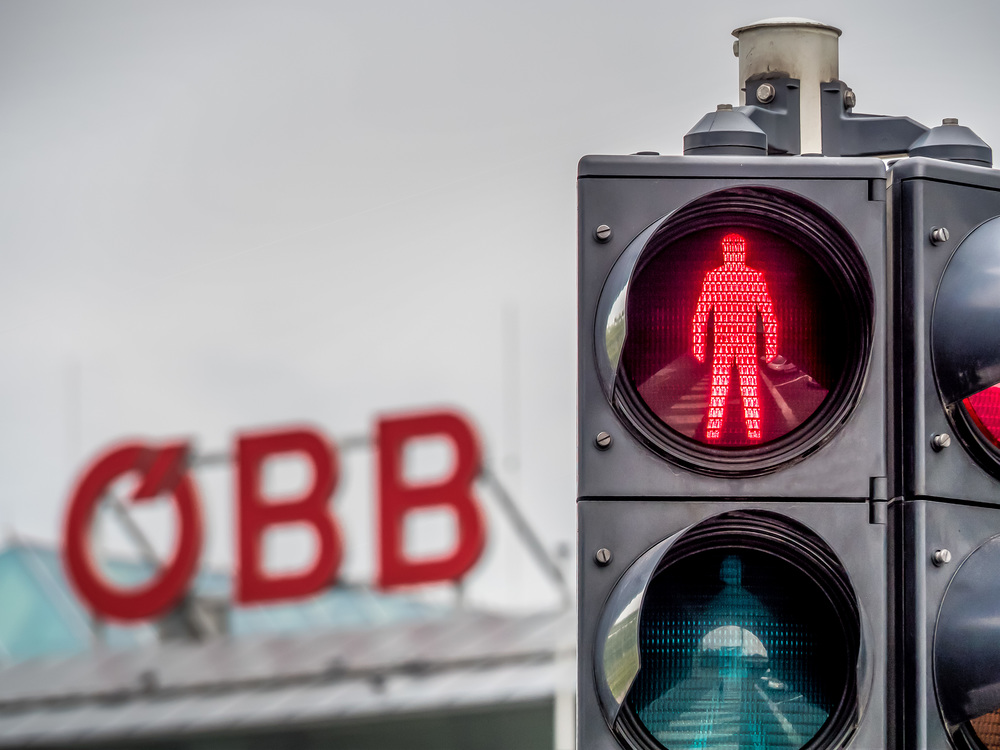 Schriftzug der ÖBB mit einer roten Verkehrsampel