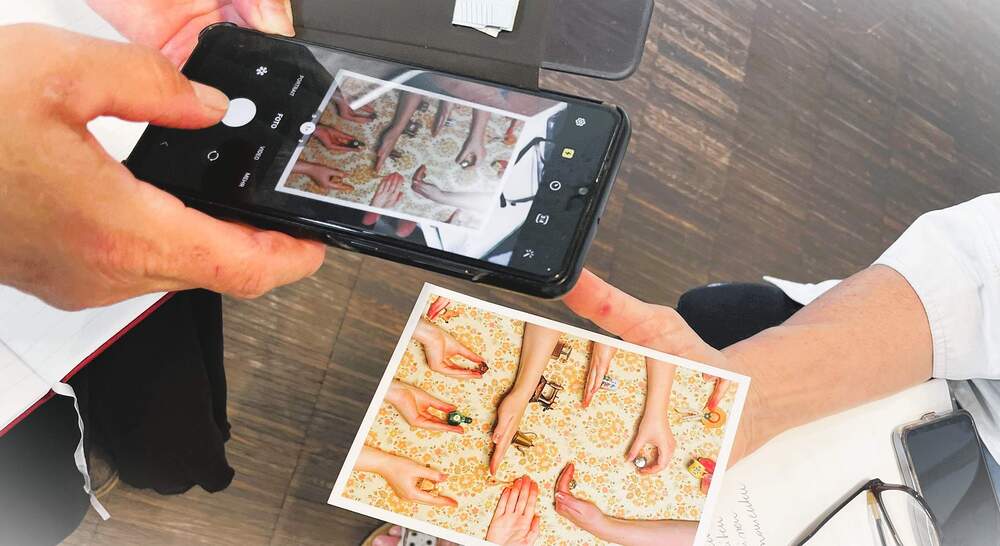 Hände mit Smartphone / KBW Tirol / Klotz Hände mit Smartphone