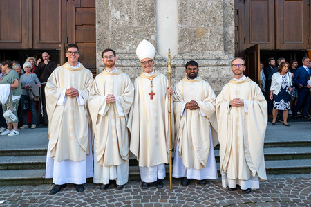 Innsbruck: Kurienkardinal weihte vier Ordensmänner zu Priestern