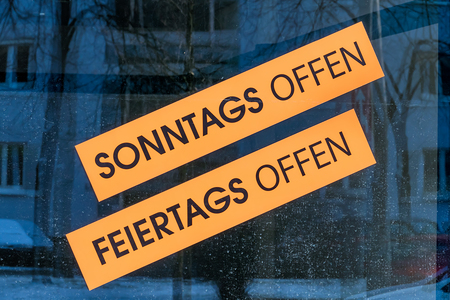 Schilder Sonntags Feiertags offen, Symbol für Service, Arbeitszeit, Überstunden, Mehrarbeit