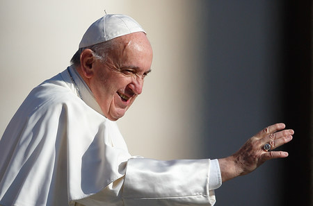 Papst Franziskus winkt während der Generalaudienz auf dem Petersplatz im Vatikan am 29. März 2017.