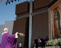 Papst Franziskus feiert einen Gottesdienst in Ecatepec, nahe Mexiko-Stadt, am 14. Februar 2016. Bild: Papst Franziskus inzensiert ein Bild von der Jungfrau von Guadalupe.