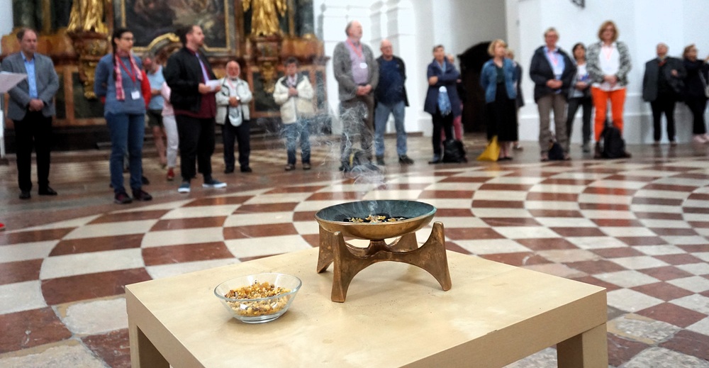 Gebet in der Salzburger Kollegienkirche / Kathpress / Henning Klingen