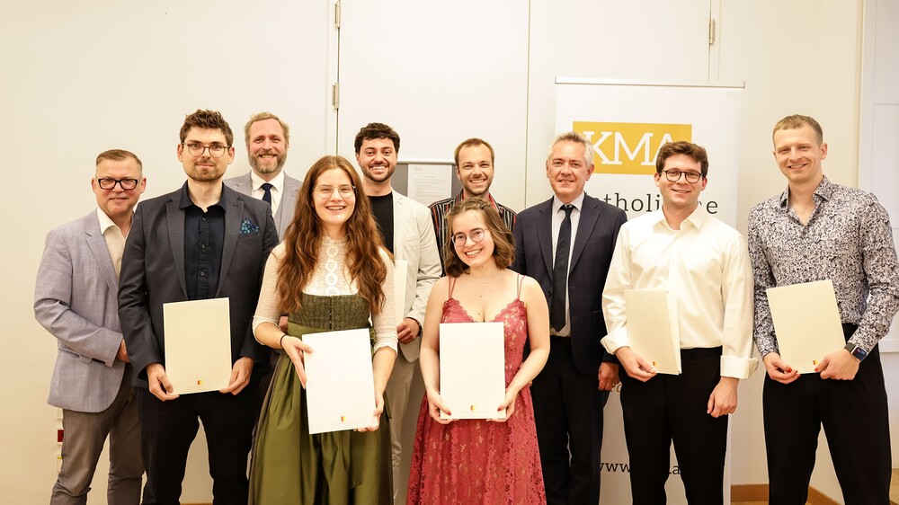 Katholische Medien Akademie graduierte Jungjournalisten / Stephan Schönlaub Katholische Medien Akademie graduierte Jungjournalisten