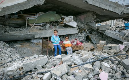 Kinder spielen in zerstörten Häusern am 23. November 2014 in Gaza-Stadt.