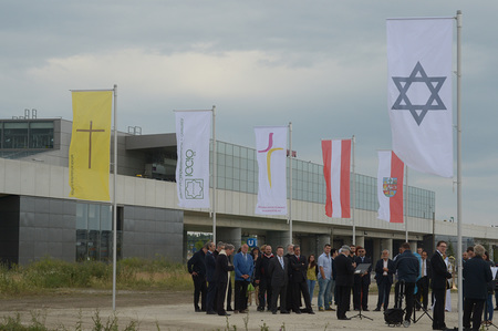 Fahnen markieren den k?nftigen 'Campus der Religionen' in der Seestadt Aspern