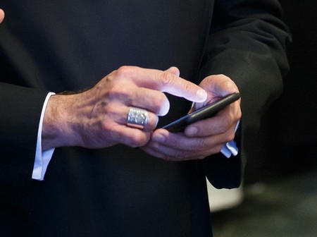 Mönch nutzt ein Smartphone