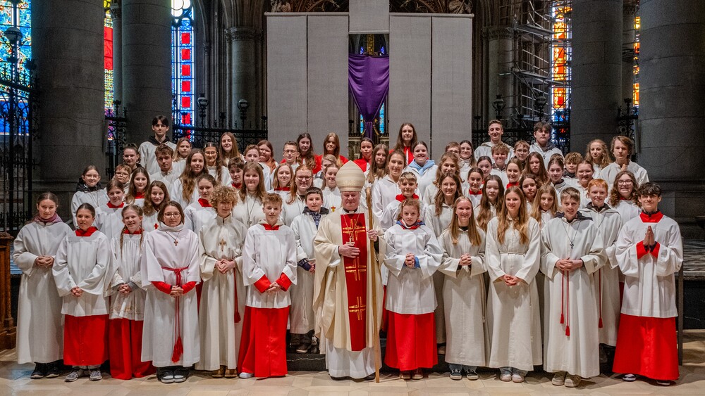 Gruppenfoto mit den Ministrant:innen; Ölweihmesse mit 70 jugendlichen Ministrant:innen