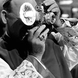 Ein Teilnehmer des II. Vatikanischen Konzils fotografiert.