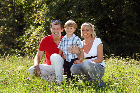 Familie auf einer Wiese [ (c) www.BilderBox.com, Erwin Wodicka, Siedlerzeile 3, A-4062 Thening, Tel. + 43 676 5103678.Verwendung nur gegen HONORAR, BELEG, URHEBERVERMERK nach AGBs auf bilderbox.com]