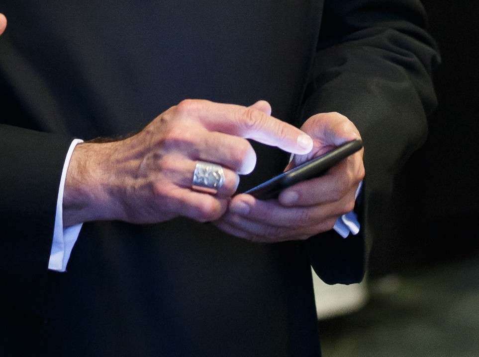 Mönch nutzt ein Smartphone