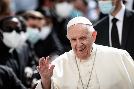 Papst Franziskus winkt freudig während der Generalaudienz am 12. Mai 2020 im Damasushof des Apostolischen Palastes im Vatikan.