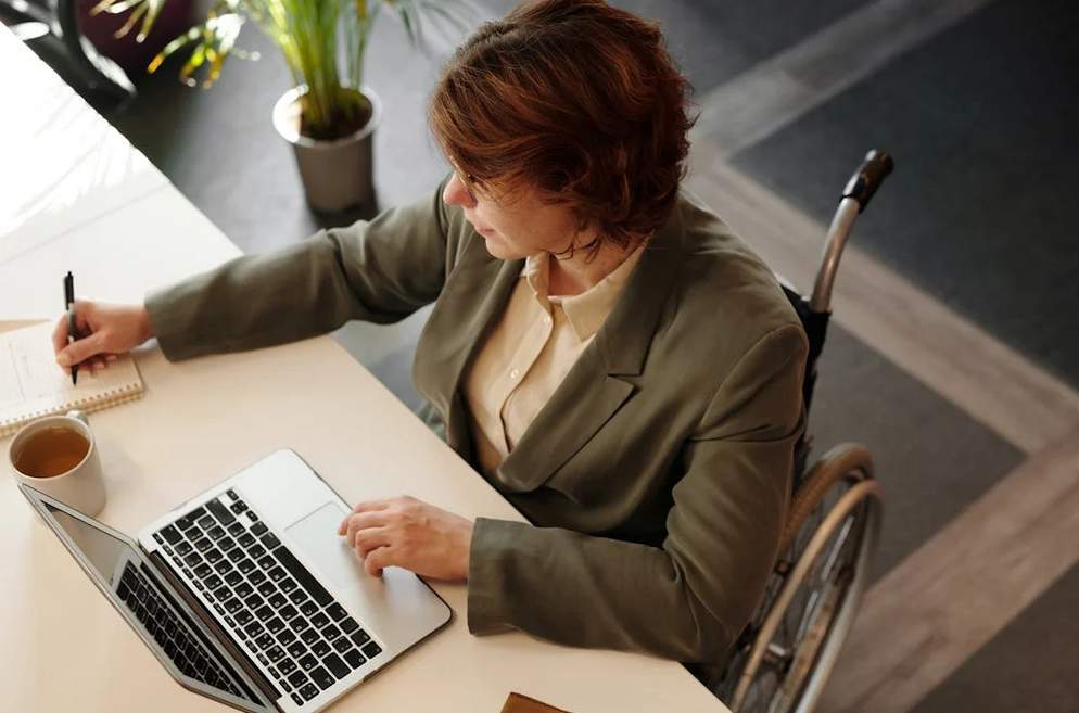 Frau am Rollstuhl bei der Arbeit / pexels.com / Marcus Aurelius Frau am Rollstuhl bei der Arbeit