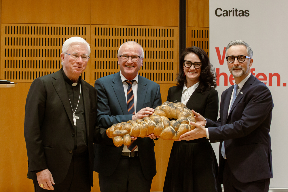 Caritas Salzburg mit neuer Direktion: Andrea Schmid und Kurt Sonneck / susi@fotostudio-graf.com, GRAF SUSI Erzbischof Franz Lackner und Johannes Dines übergeben symbolisch den 'Schlüssel zur Caritas' an Andrea Schmid und Kurt Sonneck.