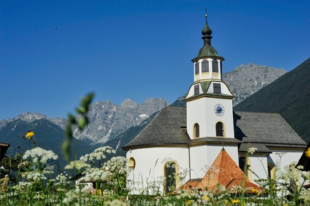 Katholischer Gottesdienst - 'Jesus, unsere Tür' - Live aus der Pfarrkirche Schönberg im Stubaital: Die Gemeinde feiert gemeinsam mit Pater Peter Rinderer. Musikalisch gestaltet wird der Gottesdienst vom Kirchenchor Schönberg unter der Leitung von Kar