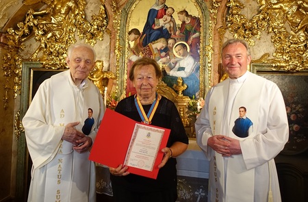          Verleihung an Nora Brandl am 23. Juni 2021 für ihr über 20 Jahre währendes Engagement für die Stanislauskapelle - v.l.: Pater Michael Zacherl, Nora Brandl, Prälat Andrzej Maciejewski                           