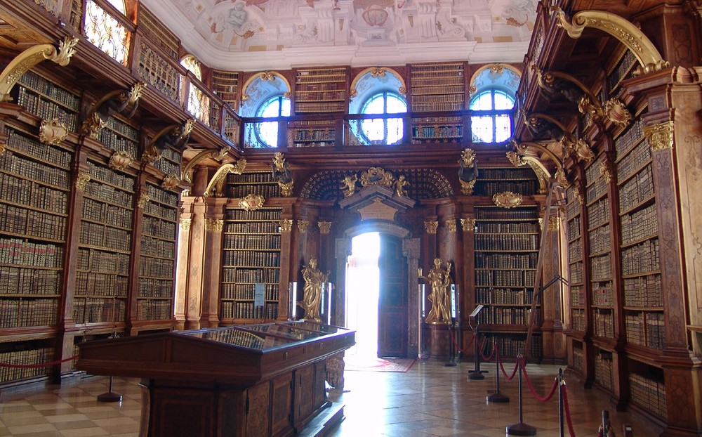 Bibliothek von Stift Melk, fotografiert von Walter Hochauer (wikimedia / https://creativecommons.org/licenses/by-sa/2.0/deed.en)