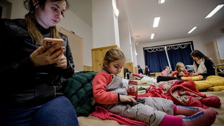 Mutter mit Kind auf der Flucht