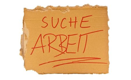 Das Schild aus Karton eines Obdachlosen. Isoliert auf wei?em Hintergrund