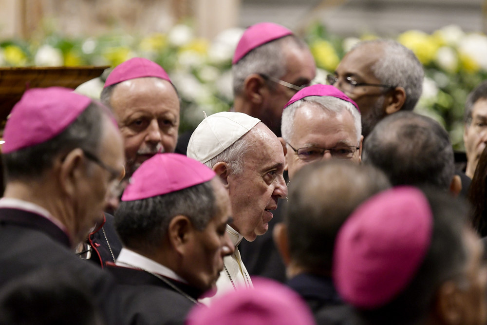Papst Franziskus mit Kardinälen im Petersdom zu Beginn der Amazonas-Bischofssynode am 7. Oktober 2019 im Vatikan.